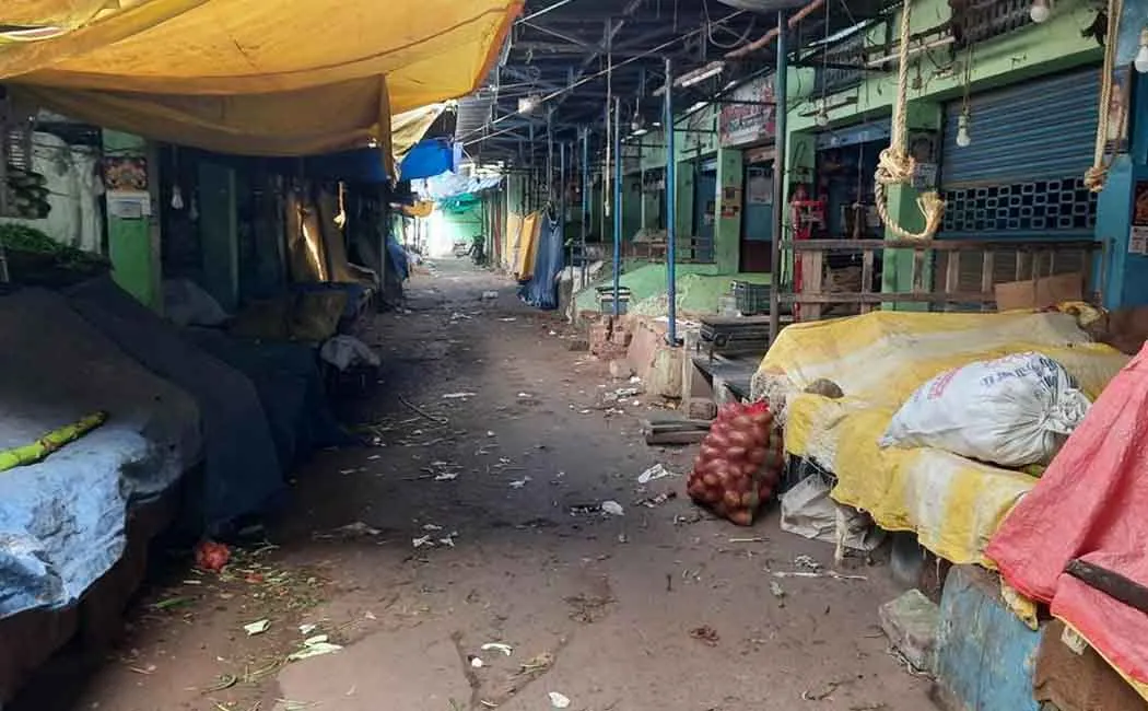 Protesting against shifting the overcrowded vegetable market to the farmers' market, the shops were closed!