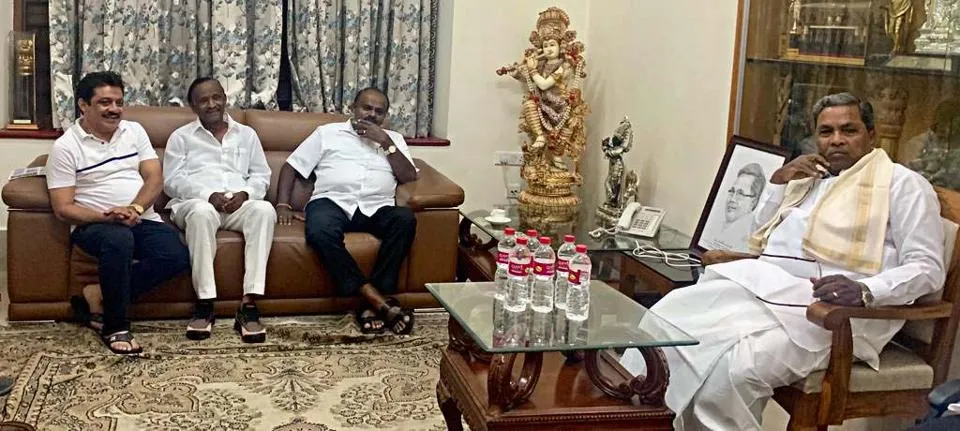 KARNATAKA GOVERNMENT VERY CRISIS CM HD KUMARASAMY CONTINUE DISCUSSION WITH RESIGN MLAS