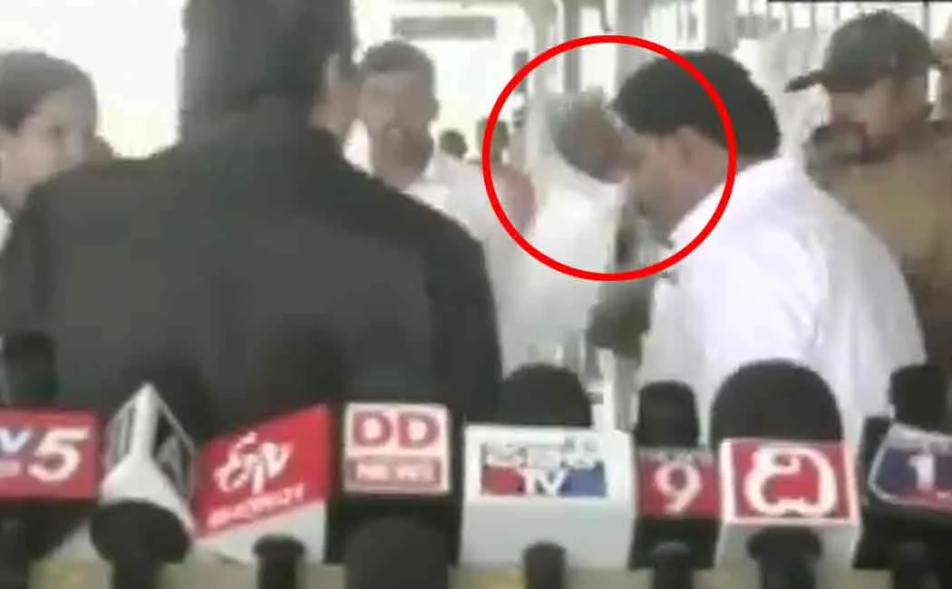siddaramaiyah slaps congress worker in mysuru airport