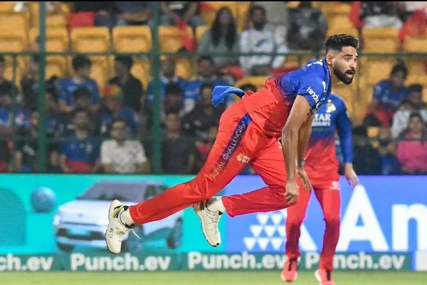 RCB vs PBKS ipl live score update dhawan plays important knock