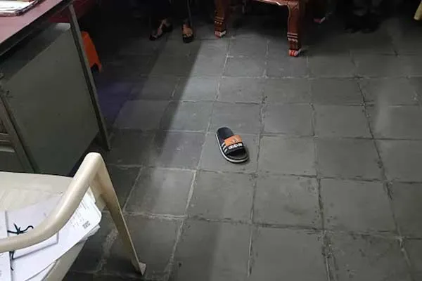 Convict throws shoe at judge in telangana court
