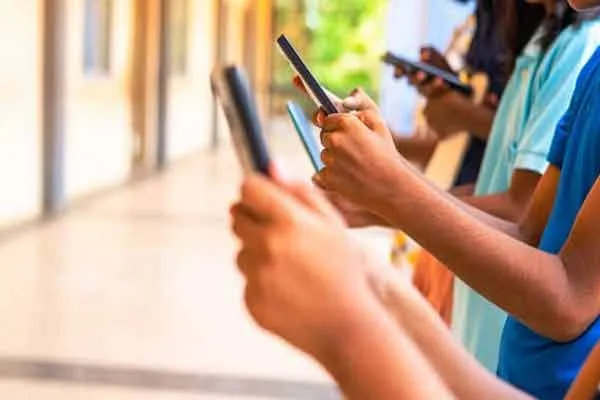  Study reveals shocking information on What do children between the ages of 14-16 use smartphones for?