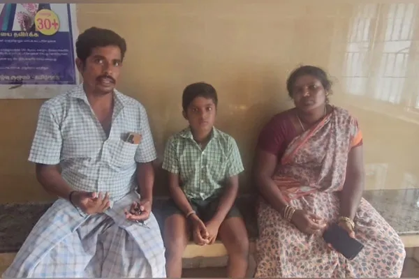 snake bites a student who went to the toilet at school