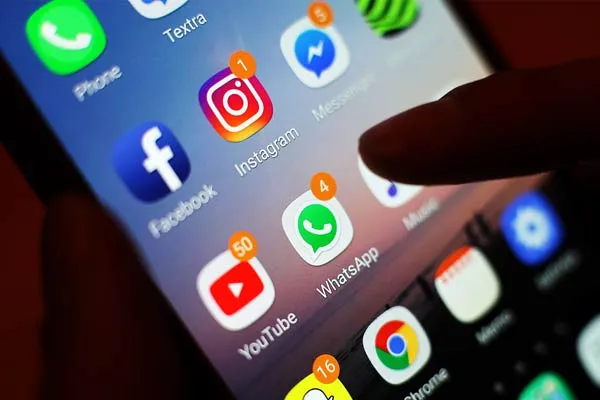 Children are banned from using social media in Australia