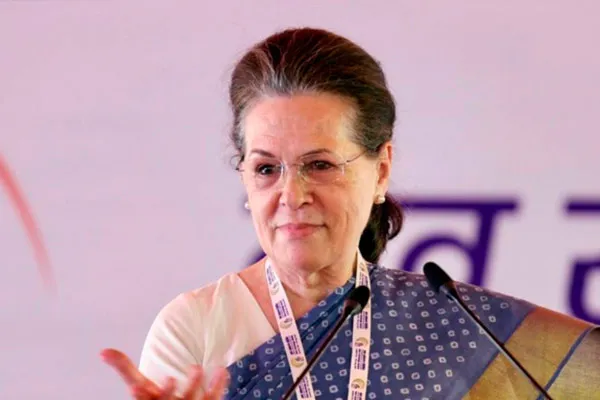 Mother who has been fighting for 12 years, Sonia Gandhi house dharna protest