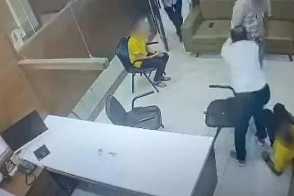 Father stabs 17-year-old boy who spoke to his daughter to phone