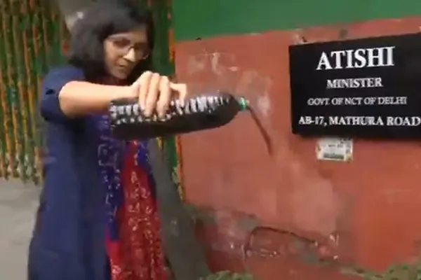 MP pours contaminated water outside CM's house in delhi