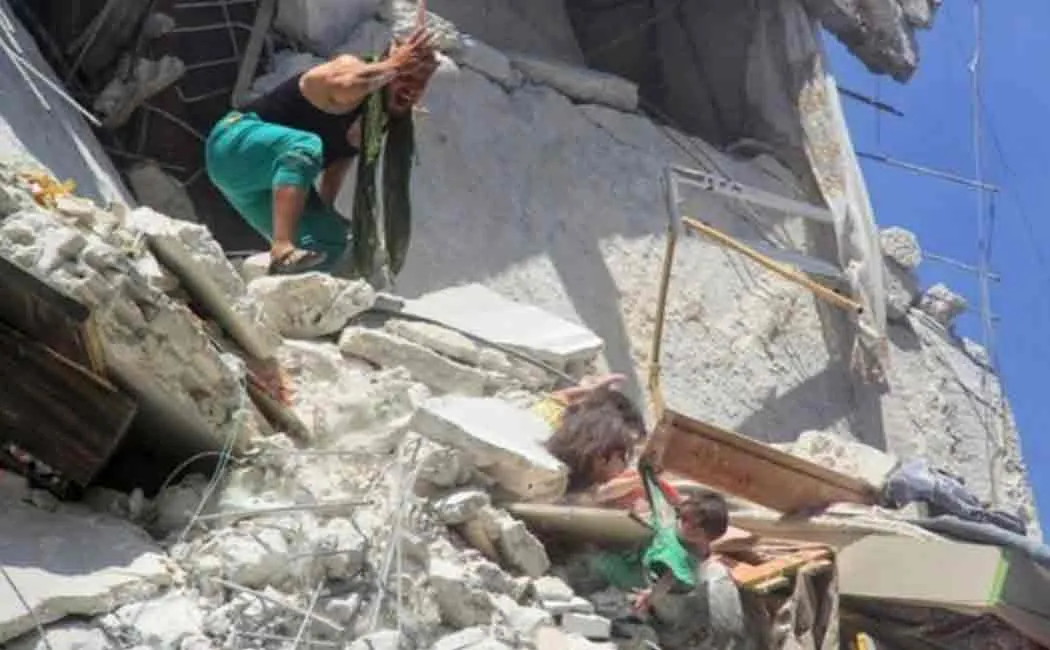 viral photo of syrian girl saves her baby sister