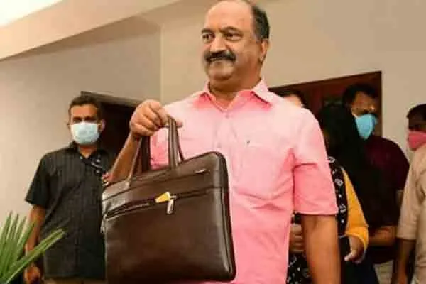 Kerala Chief Minister in action! Funds allocated in the budget for students returning from Ukraine to continue their studies