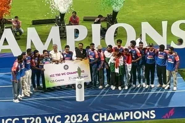 BCCI honored the Indian team with prize money