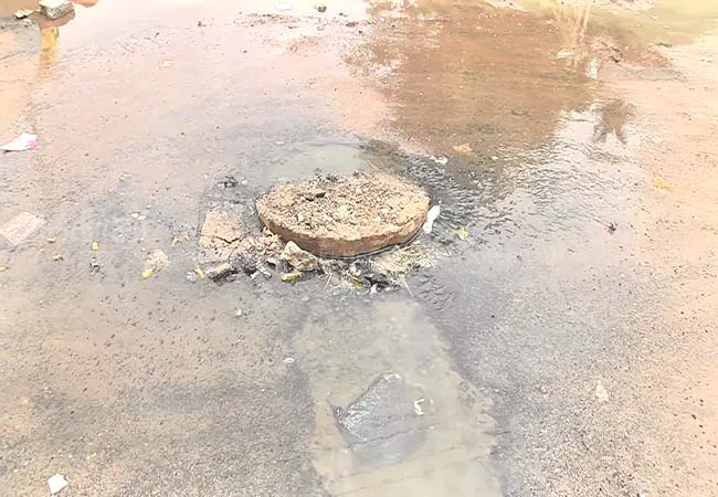 thiruvarur sewage treatment water mixed at pond and lakes corporation not take action