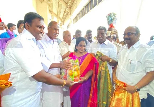 Governor arrives in Pondicherry, welcomes travelers with bouquets!