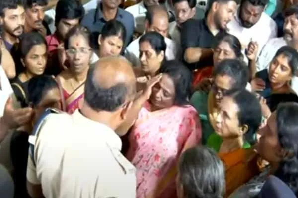 Tamilisai Soundararajan has a argument with the police