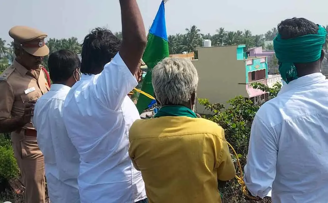 Collector-led grievance meeting ... Farmers protest by climbing into the reservoir