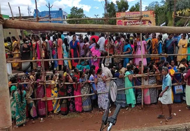 Worth saree floor rate .... Crowd not included in the introductory shop!
