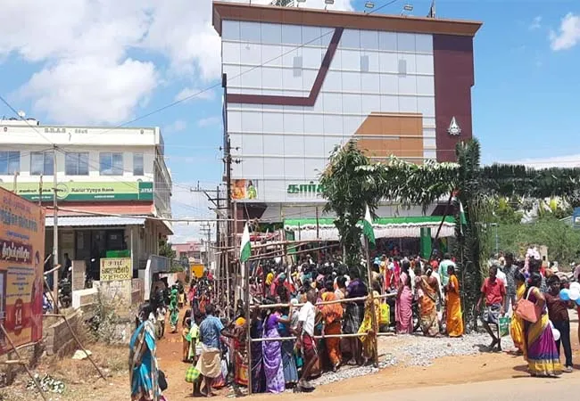 Worth saree floor rate .... Crowd not included in the introductory shop!