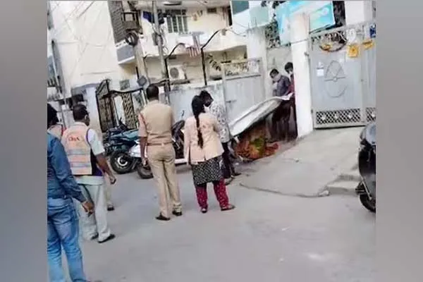 Daughters lived with their mother's corpse for a week in telangana