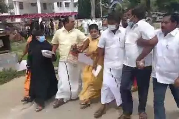 Conflict for the post of chairman - beatings within ruling party figures .. Police beatings ..!
