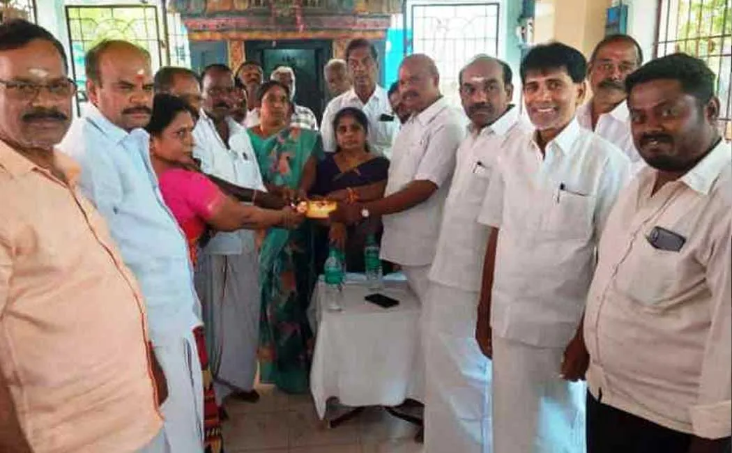 struggling public school students; Rs. MLA who gave 1 lakh