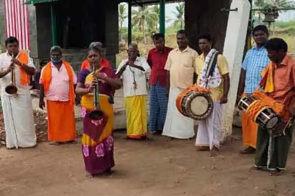 Artists who played musical instruments for three hours ..!