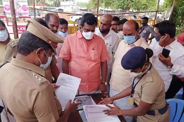 The jeep that went without registering inside the counting center Thanga Tamilselvan