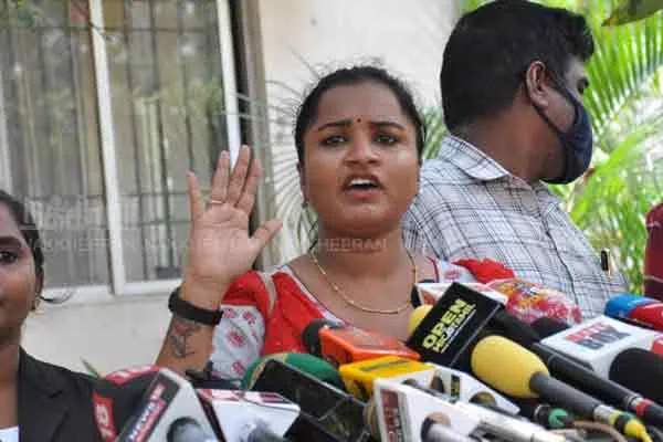 Actress Janifer complaint and press meet 