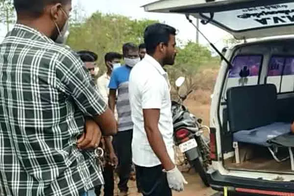 Ambulance drivers involved in a dispute to take away the body  