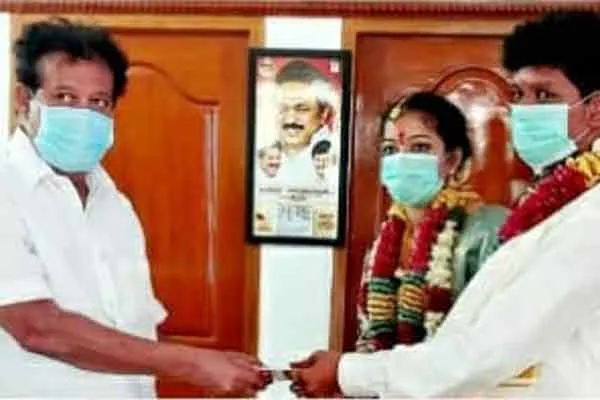 The bride and groom who provided corona relief funds at the wedding ..!