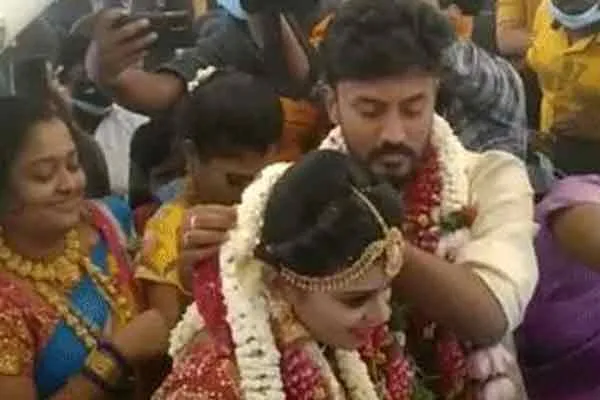 Madurai couple got married on Airplane 