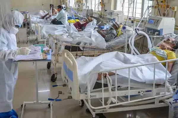 youtubers on the field to help the hospital  