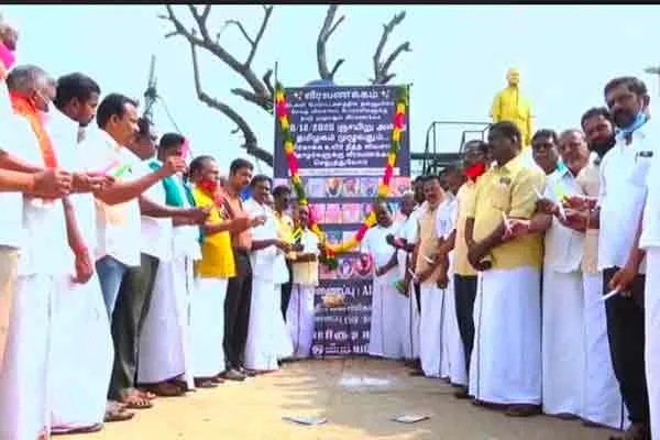 Silent tribute by carrying candles to the farmers who lost their lives in the struggle!