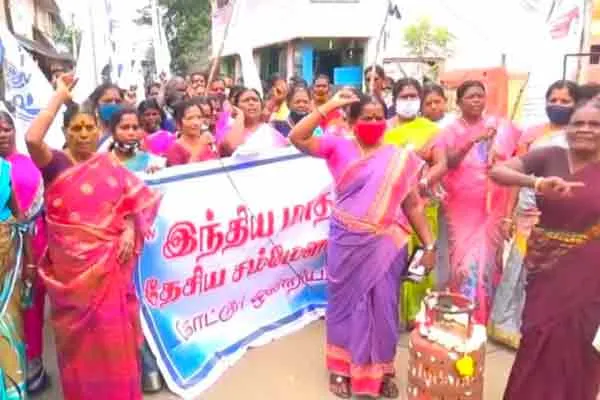Cylinder price issue women demand to government to reduce price 