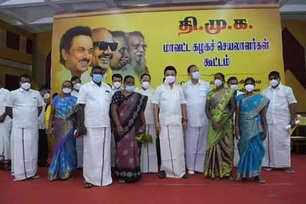 The incident where ADMK councilors joined hands with DMK has caused a great stir in Karur ..!