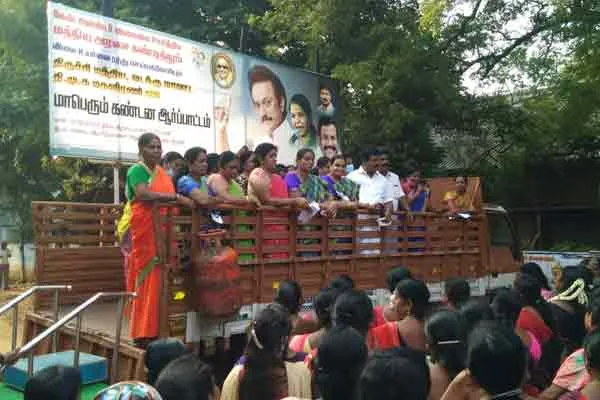 DMK in Trichy condemns gas cylinder price hike  