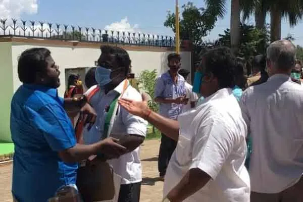 Congressman besieges DMK executive's petrol bunk 