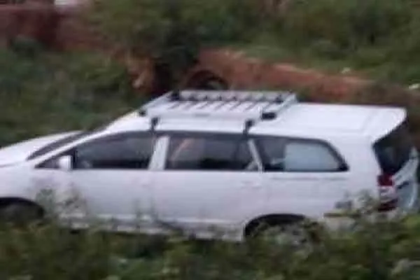 The car driven by the person who came to get the driving license fell into a ditch ...