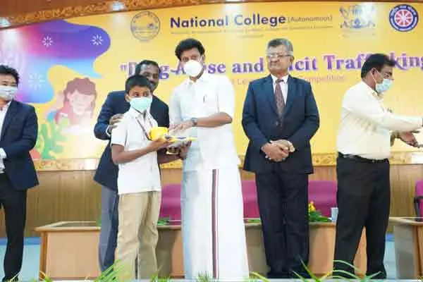 World Anti-Drug Painting Competition ..! Minister Anbil Mahesh presents gifts to students ..!
