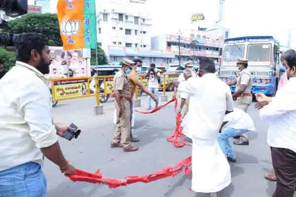 BJP People conflict with police 
