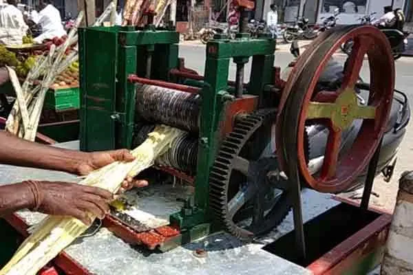 Woman passes away  sugarcane juice machine ..