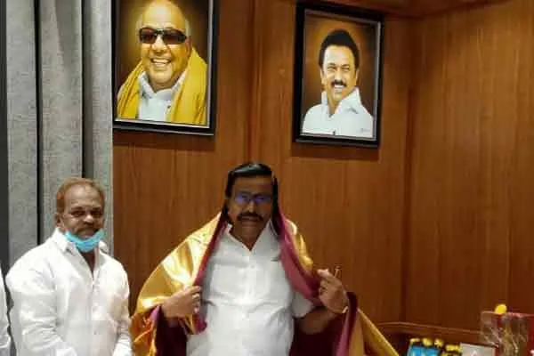 Former ADMK executive joins DMK in front of KN Nehru 
