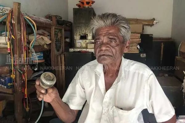 Mic set Manikandan who offers mic to DMK Leaders 