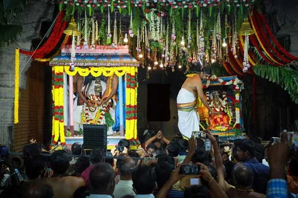 Worship took place without devotees. Historically famous Sankara Narayana Swamy temple adicapasuk scene ..!