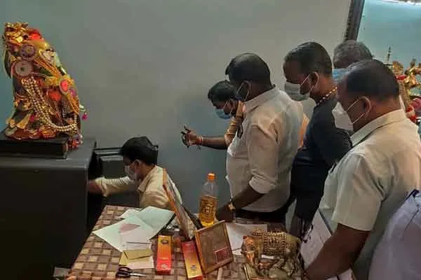 8 police, 30 days, an iron box; Police shocked when opened ..!
