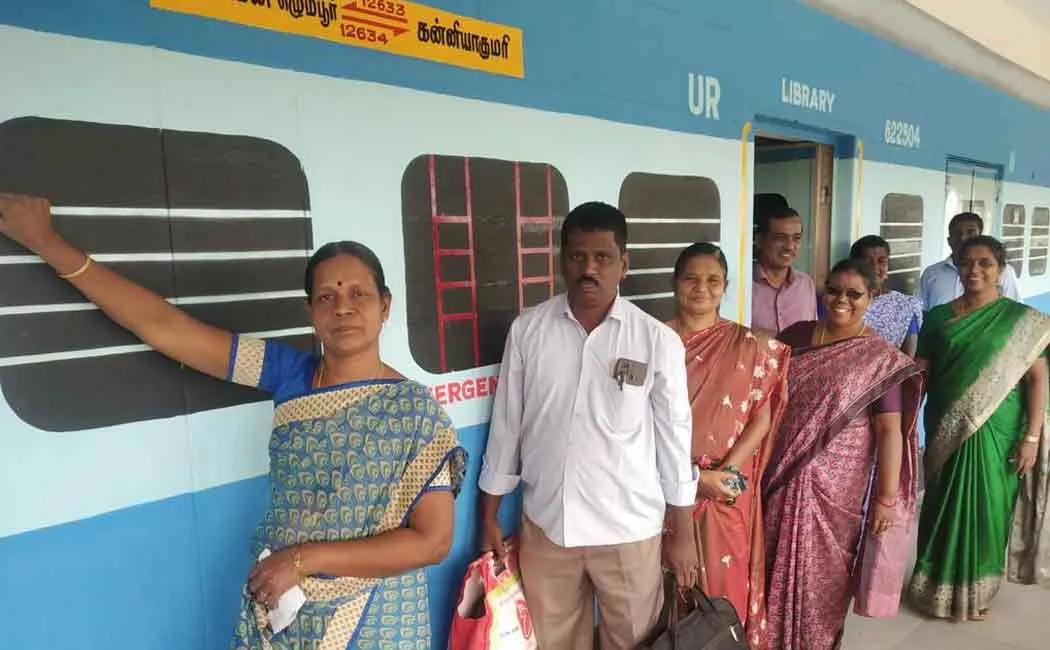 Puthukottai government school head master and teacher painted class room like train 