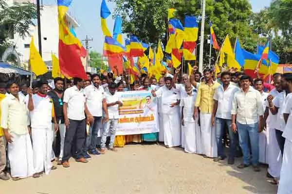 Viluppuram pmk members given petition to panchayat office 