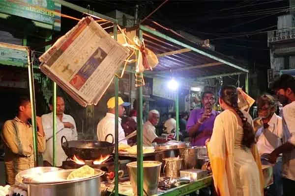 Thindivanam DSP Ate food at roadside shop 