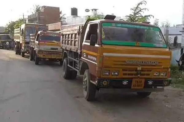 Villagers capture lorries and tractors ..!