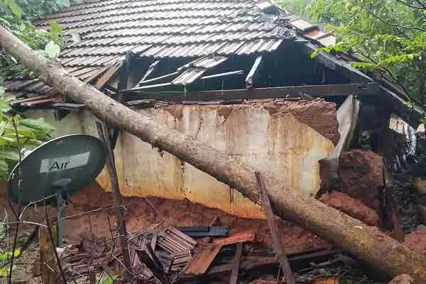 Farmers' Association in the struggle to 'build new houses for people affected by the flood 