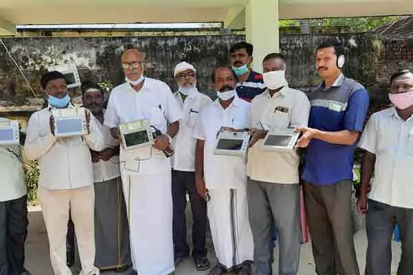 Struggle to hand over the machine delivering goods at the ration shop in the Dhasildhar office ..!