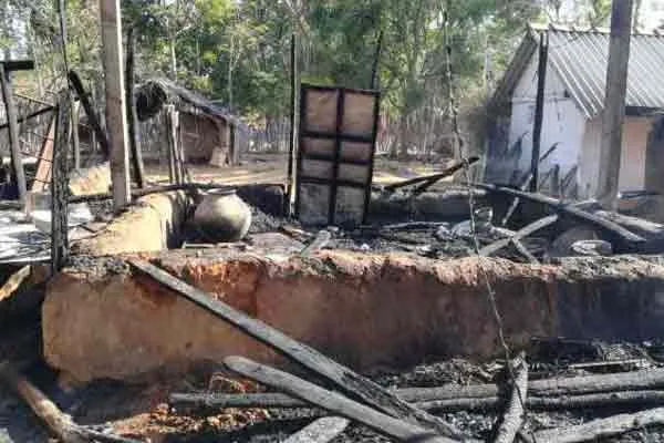 Many houses in the same area were damaged by fire ..!